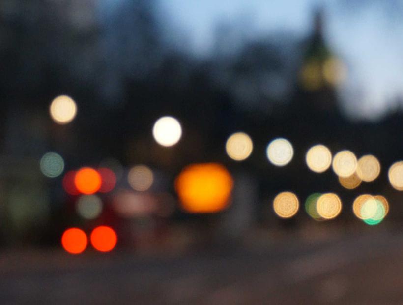 Plató de televisión iluminado preparado para grabar un debate con varias posiciones de cámara